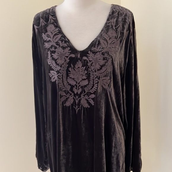 JOHNNY WAS Size XXL velvet asymmetrical tone on tone embroidered top - Picture 3 of 10